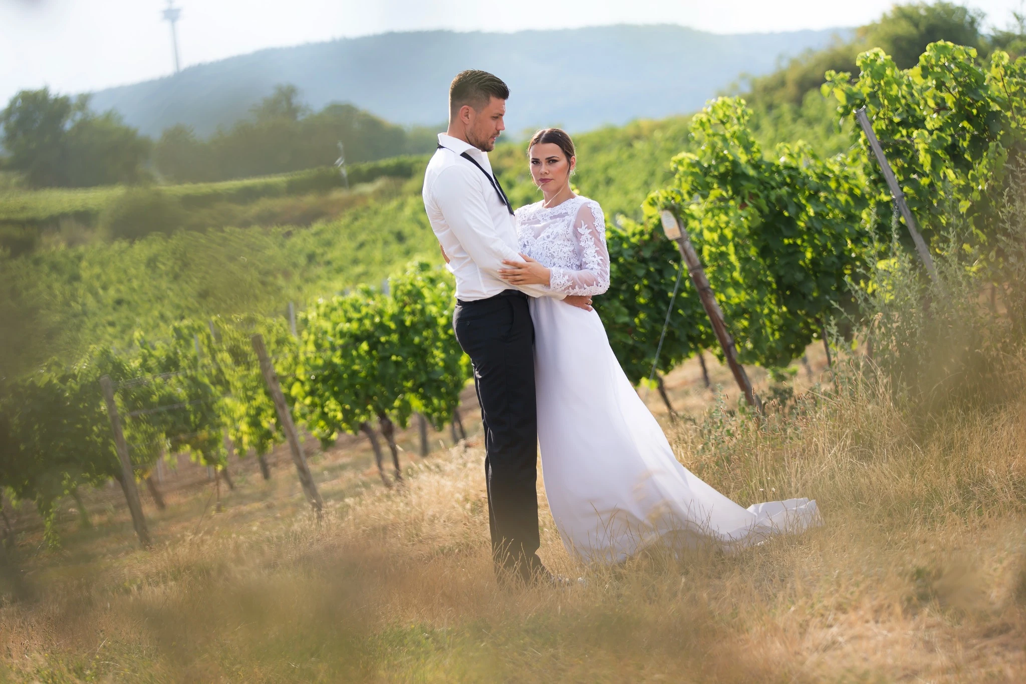 Hochzeitspaar zwischen den Reben bei Bad Dürkheim
